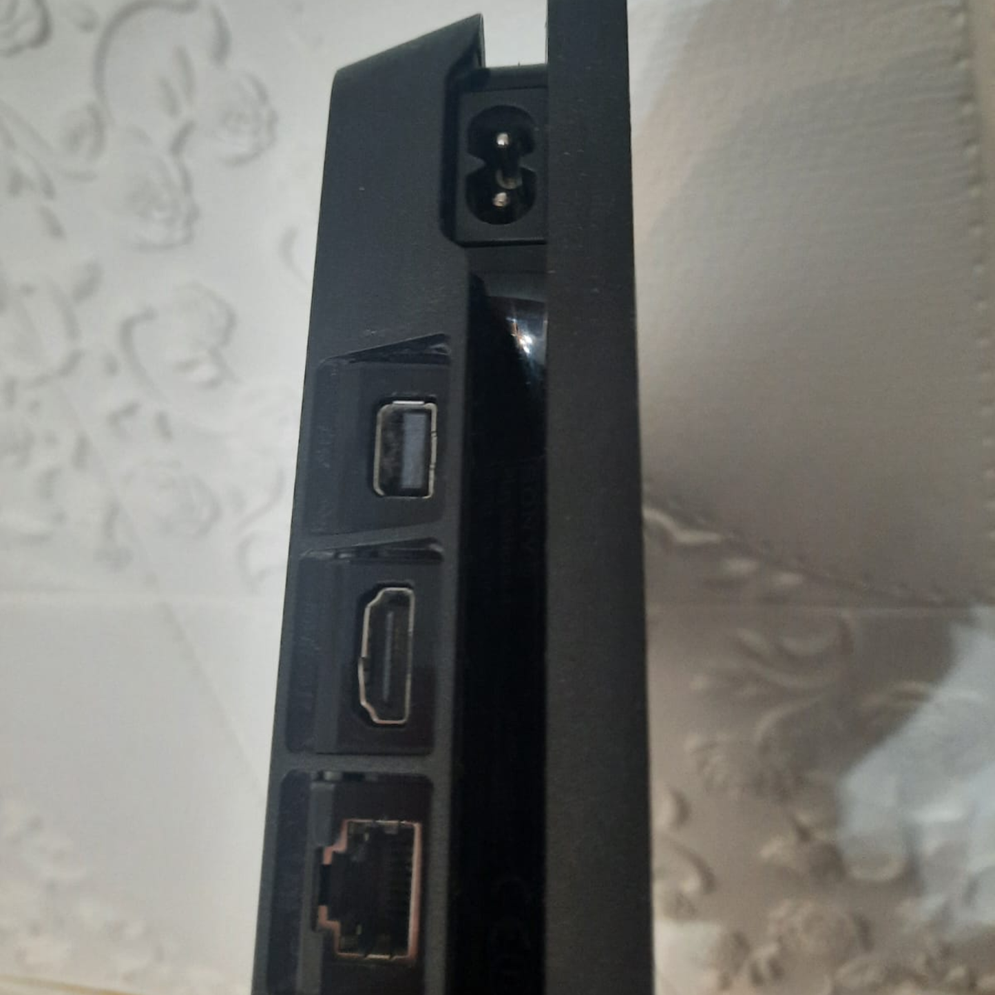 بلايستيشن 4 سليم مستعمل 512GB مع يد أصلية